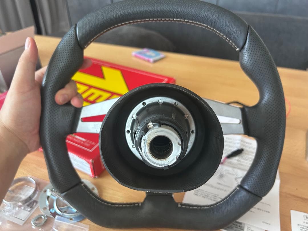 モモステトレックR T5ハイエースフルセットessexコラムカバーなど付属品多数