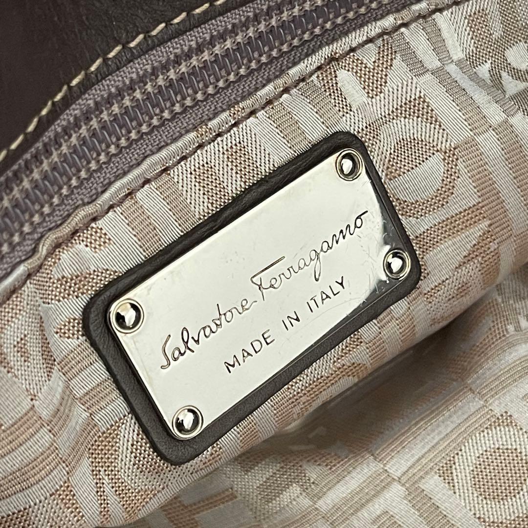 美品　サルヴァトーレフェラガモ　アニマル柄　クロスボディバッグ　レザー