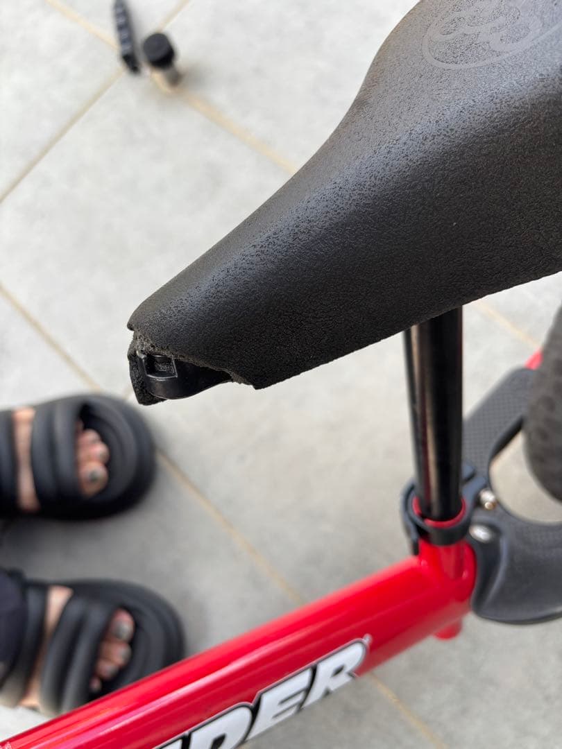 STRIDER バランスバイク 赤　ストライダー　スポーツタイプ　サドル新品