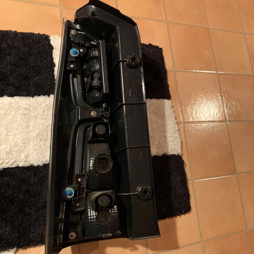 タント　右テールランプ