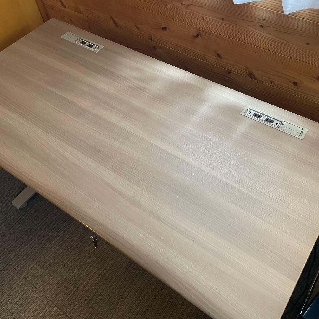 オカムラ 自動昇降デスクSwift 天板幅135×奥行67cm 25万円超