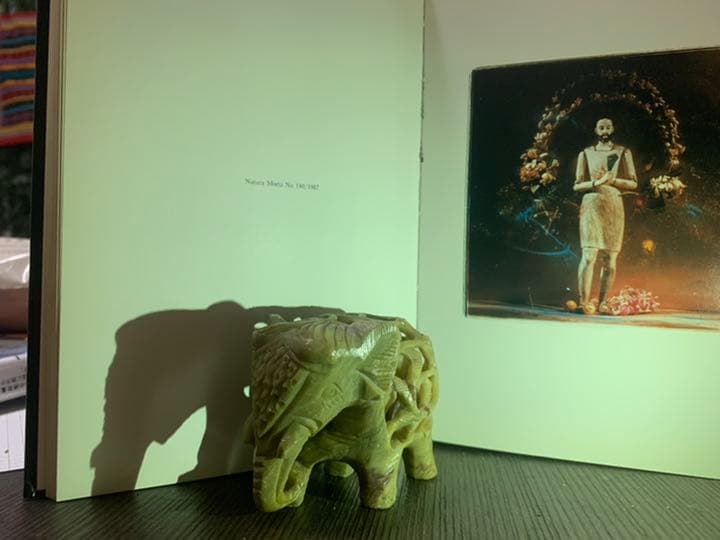 大理石。ゾウの背中の中にゾウ。さらにその中にもゾウ。計3重のゾウ　手彫り仕上げ