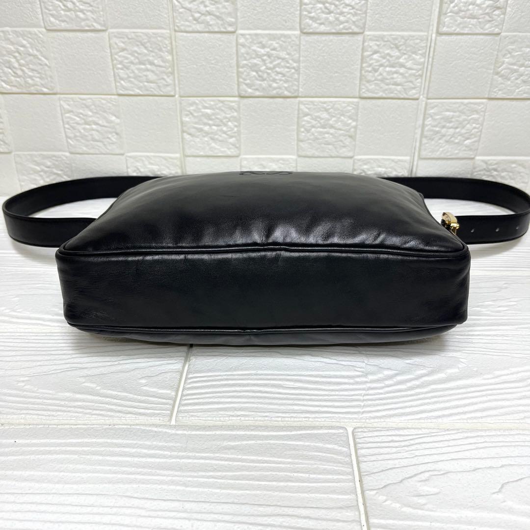 ✨極美品✨☘️LOEWE☘️✨ショルダーバッグ✨アナグラム✨ゴールド金具✨本革✨
