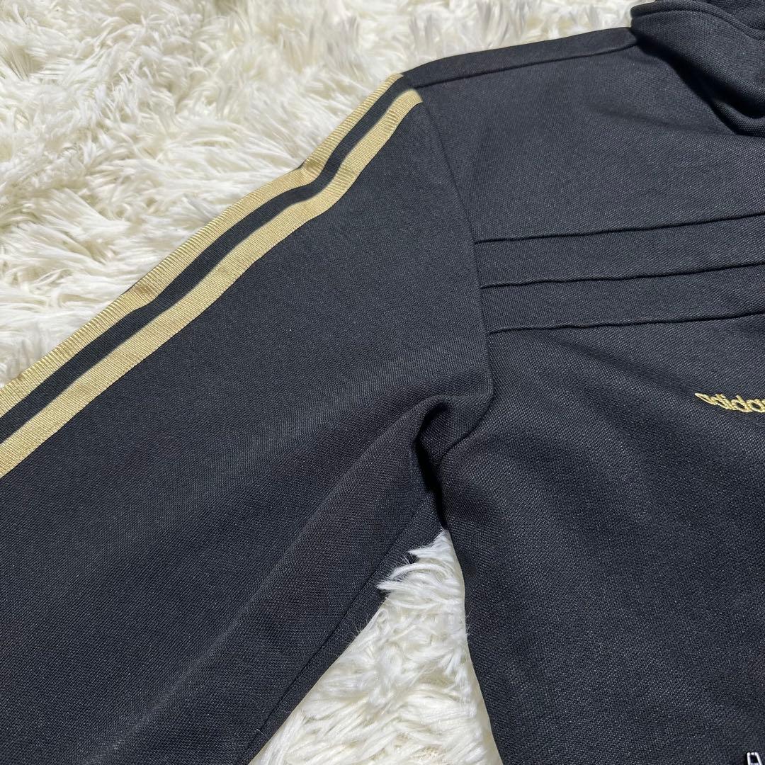アディダス トレフォイル ロゴ刺繍 トラックジャケット ブラック 黒 金色