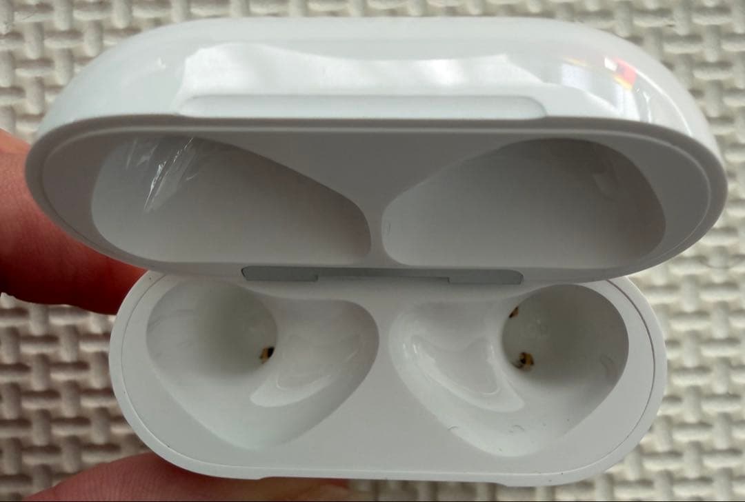 【大幅値下げ中】AirPods 4 本体 箱あり　iFaceカバー付き