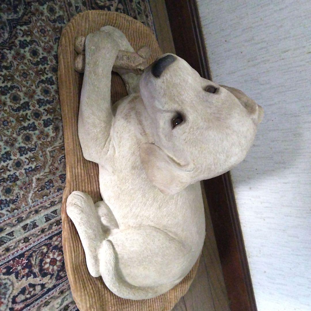 犬の彫刻 樹脂製 クリーム色