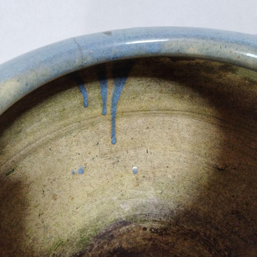 青色釉薬の陶器火鉢