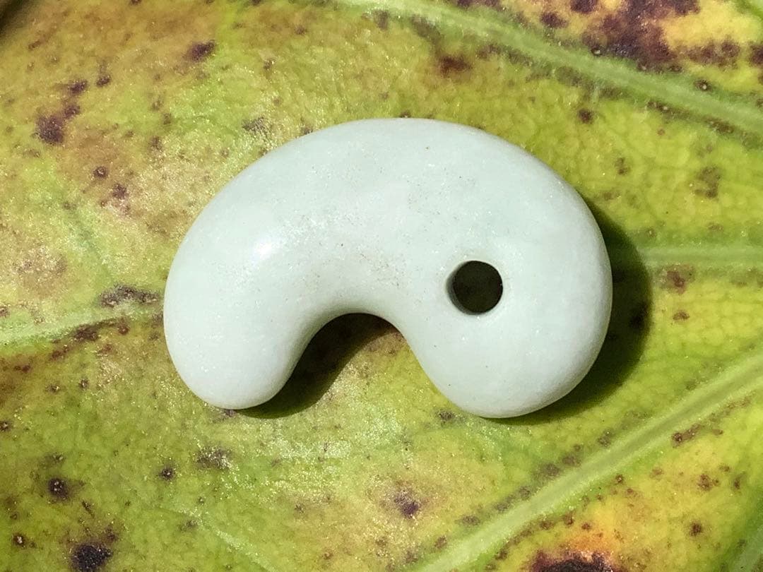 ✳ 20万円以上の品質‼️ 糸魚川翡翠勾玉　透過抜群　開運本物守護石　鑑別書付を‼️