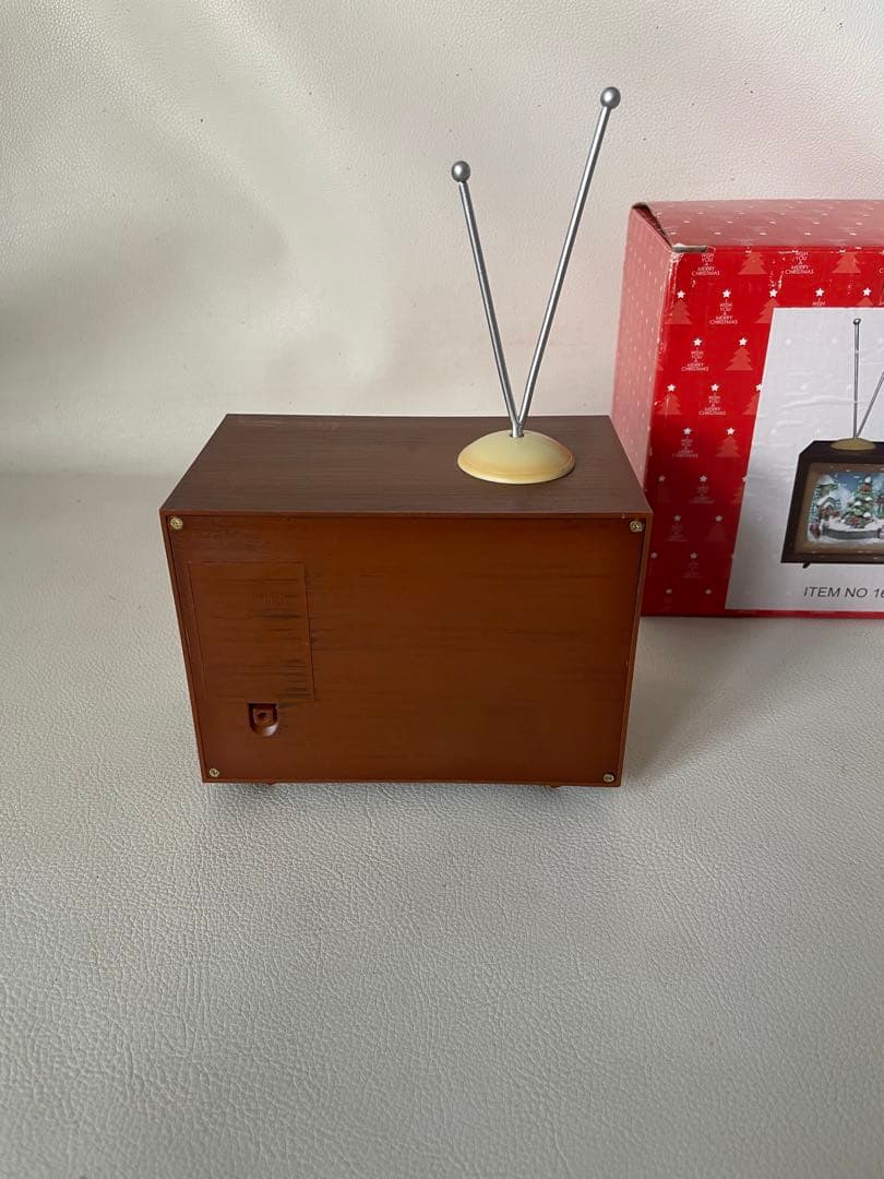 函館クリスマスファクトリー テレビ型 ミュージカル テレビ ソリで遊ぶ子供たち