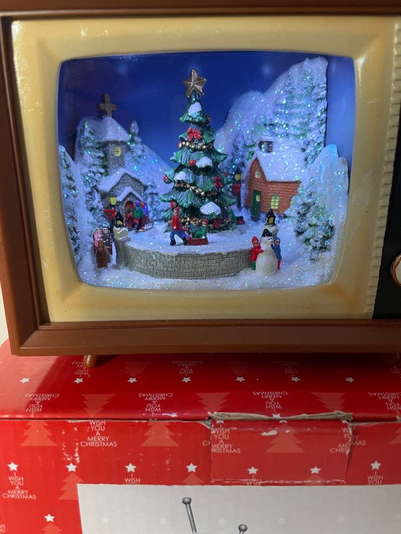 函館クリスマスファクトリー テレビ型 ミュージカル テレビ ソリで遊ぶ子供たち