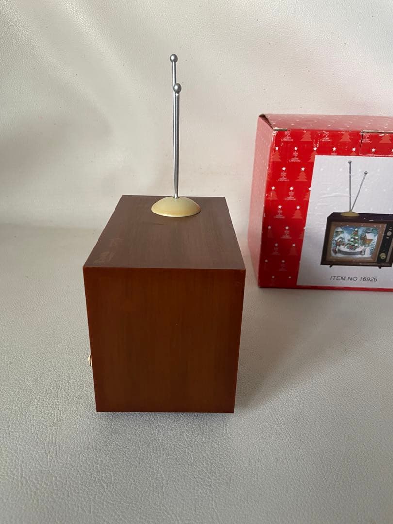 函館クリスマスファクトリー テレビ型 ミュージカル テレビ ソリで遊ぶ子供たち