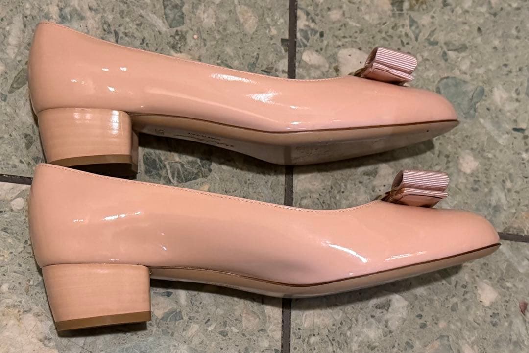 フェラガモ　ヴァラリボン　ピンク