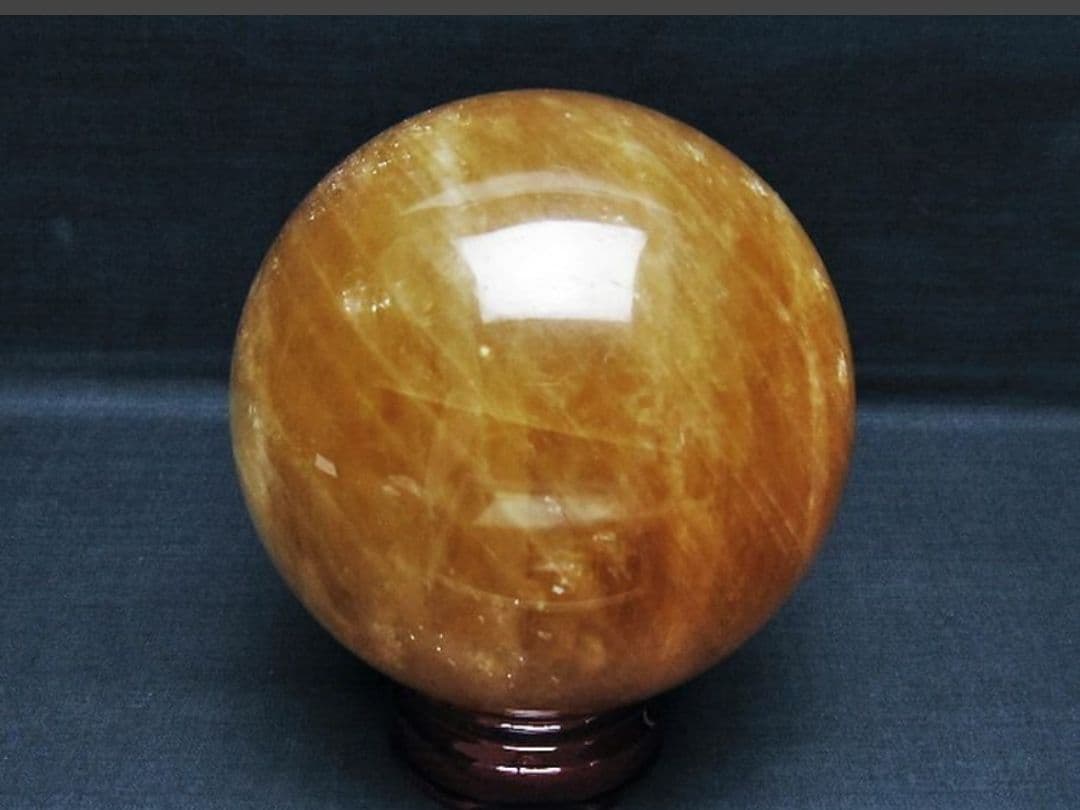 割引特価☆キラキラ☆虹入ゴールデンカルサイト丸玉　スフィア1.7Kg　木製台座付