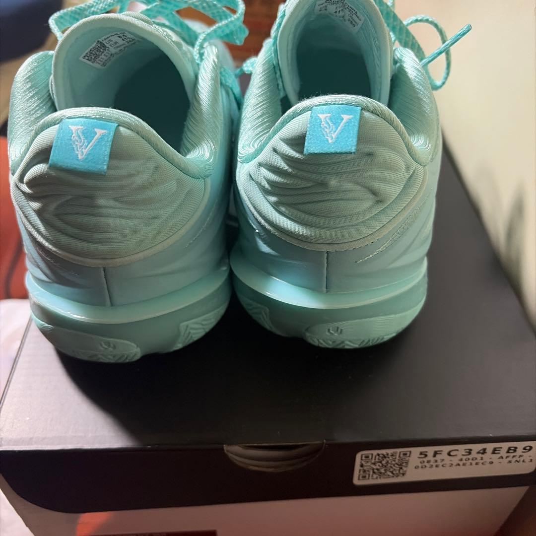 Vロゴ ライトブルー バスケットシューズ