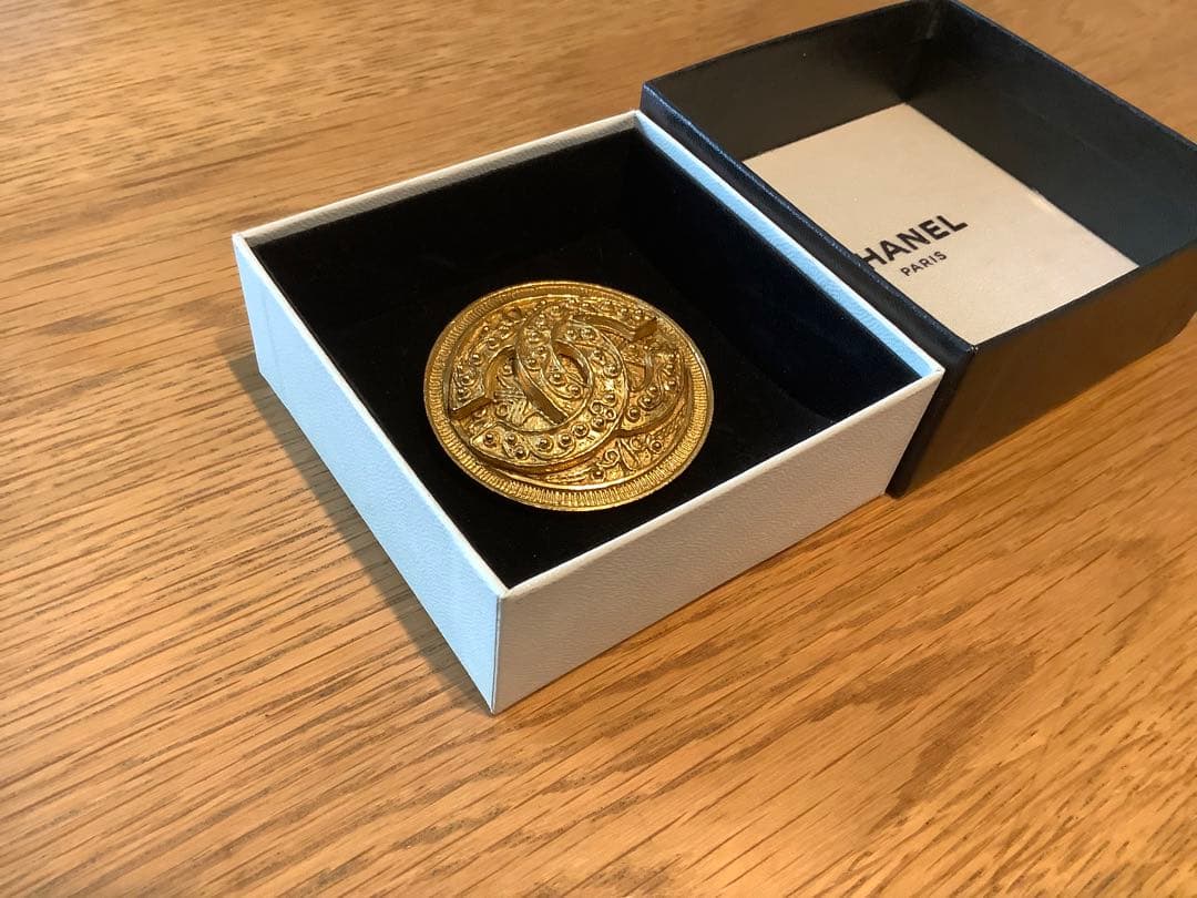 CHANEL ゴールドブローチ 箱付き