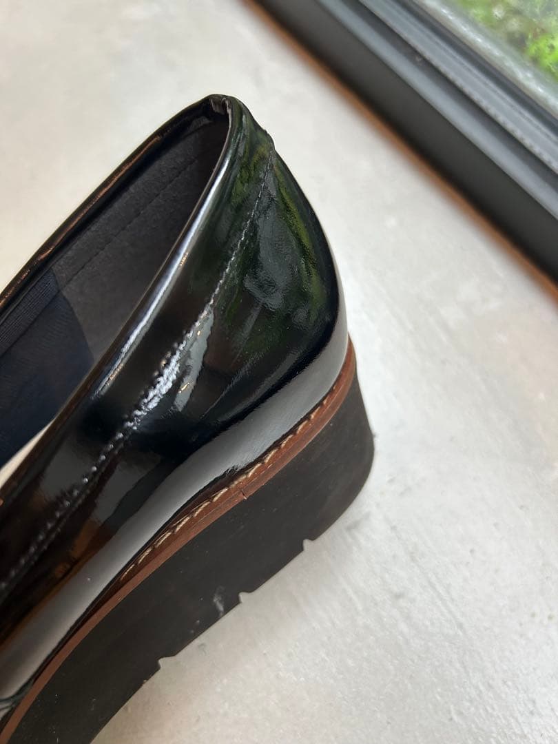 専用☆アワーホーム エナメルレザーのローファーシューズ