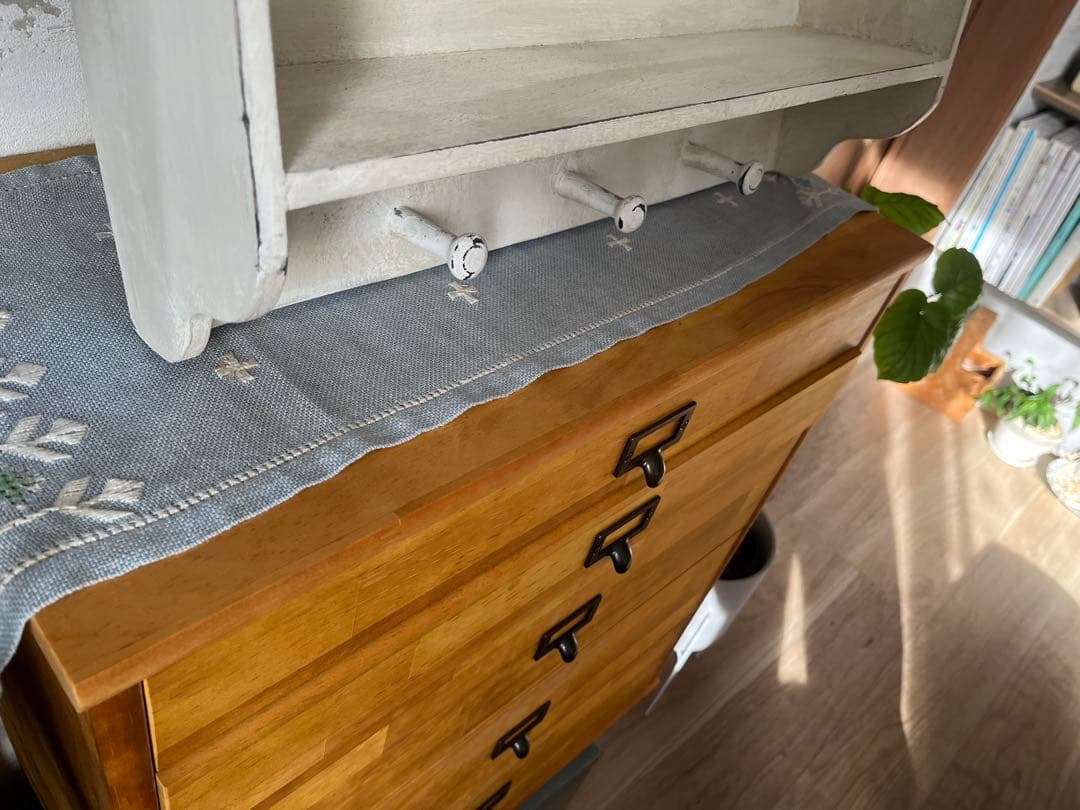 壁掛け飾り棚フック付き　アンティーク風