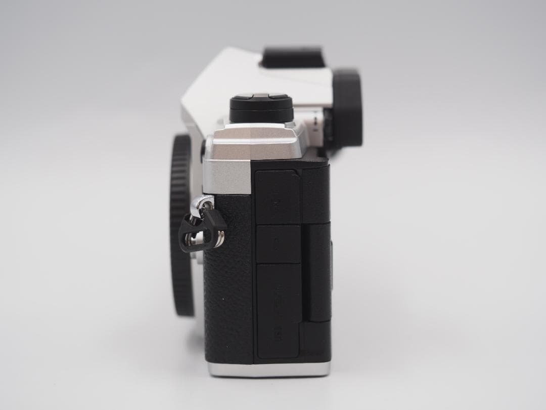 OM SYSTEM OM-5 14-150mm Ⅱレンズセット（シルバー）