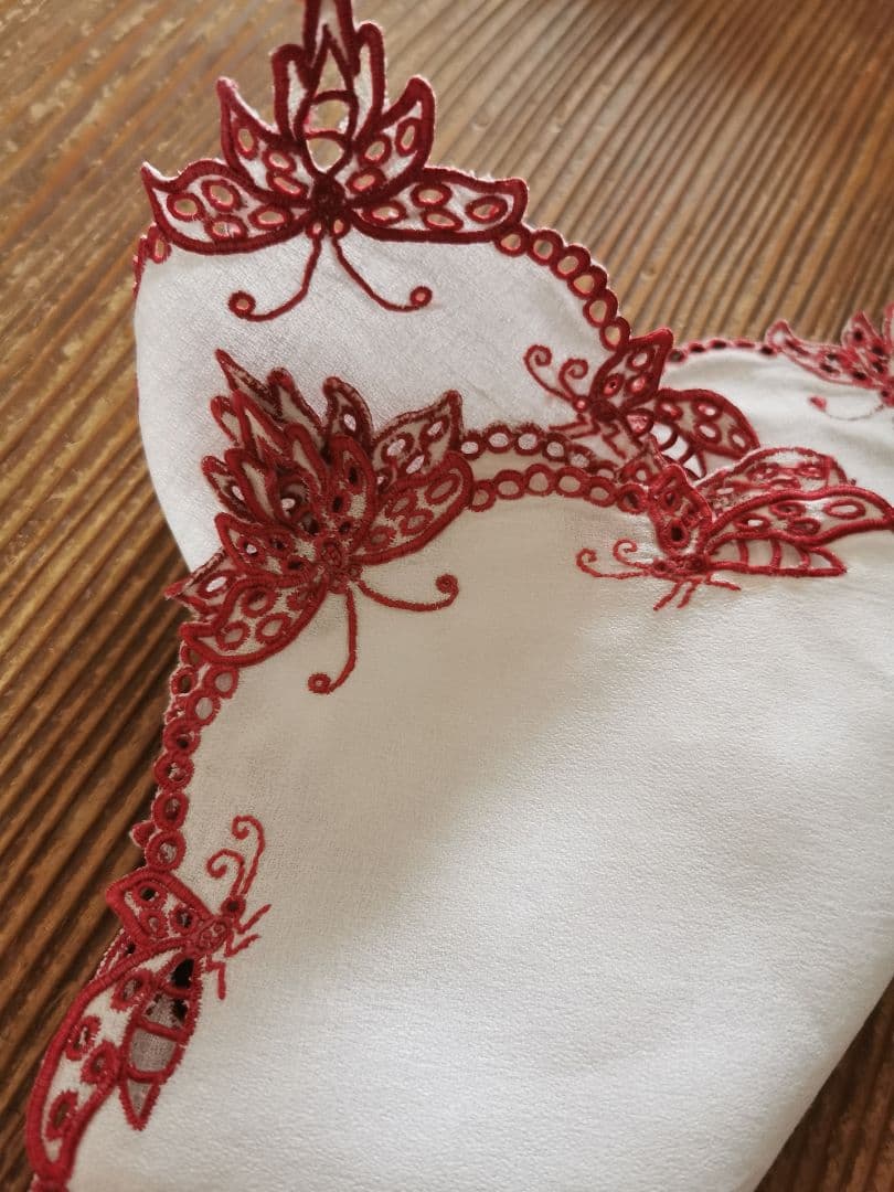 アンティークフランス オープンカットワーク パピヨン∞赤糸刺繍 縮緬風ドイリー