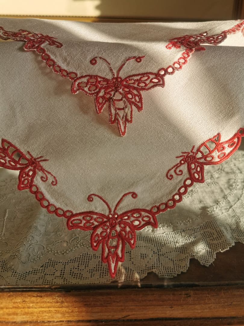 アンティークフランス オープンカットワーク パピヨン∞赤糸刺繍 縮緬風ドイリー