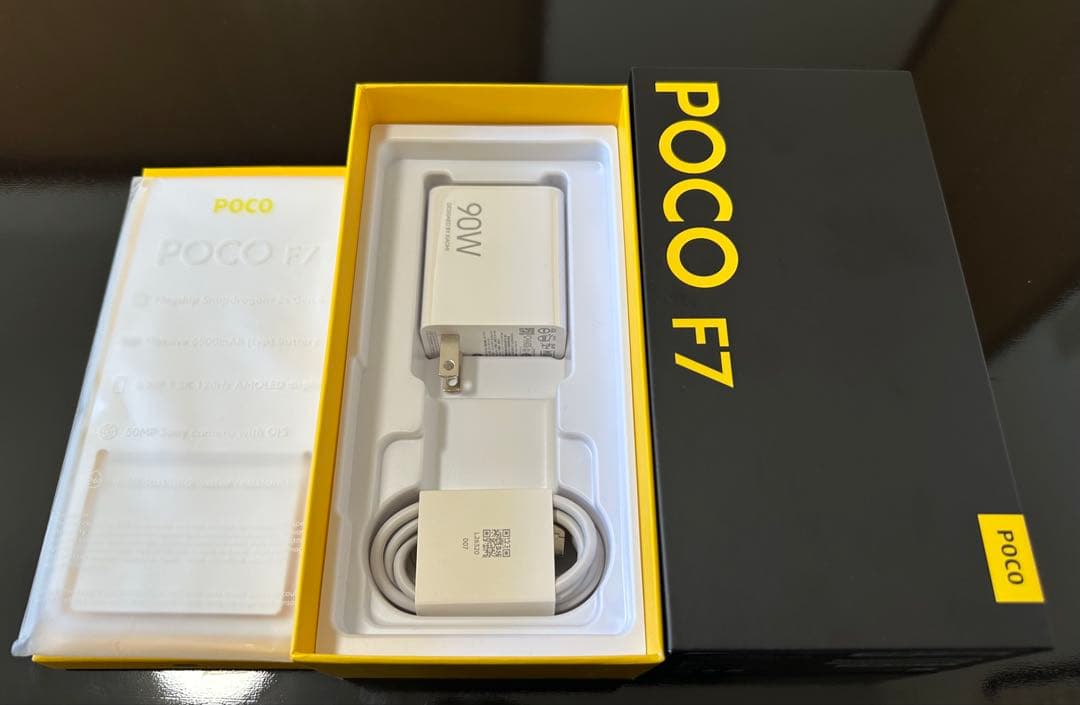 POCO F7ホワイト 12GB RAMと256GB ROM 90W充電器付き。