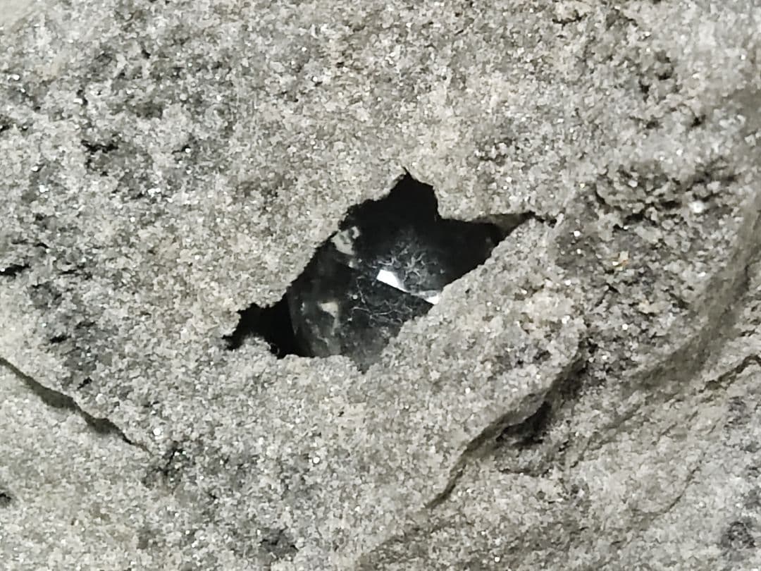 パワーストーン　天然石　原石　ハーキマーダイアモンド母岩付　499g　318