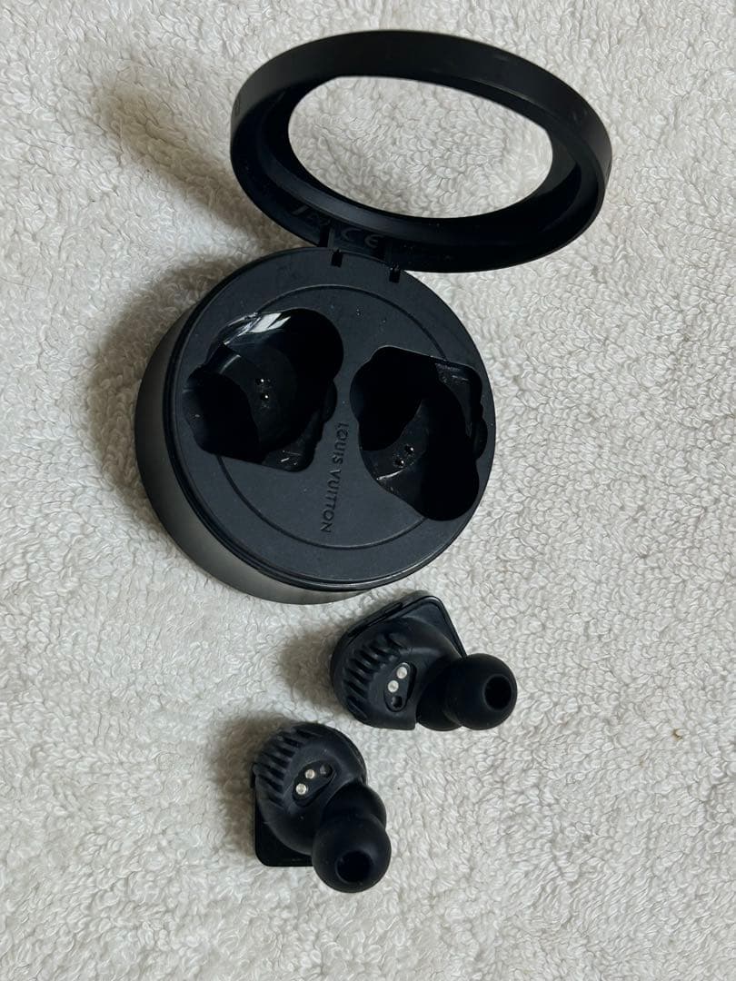 Louis Vuitton ワイヤレスイヤホン 充電ケース付き