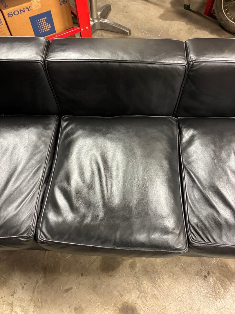 ル・コルビジェLC2 3人掛けソファです‼️