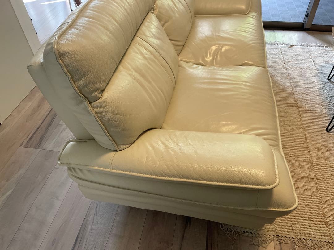 クリーム色 レザー 2人掛けソファ