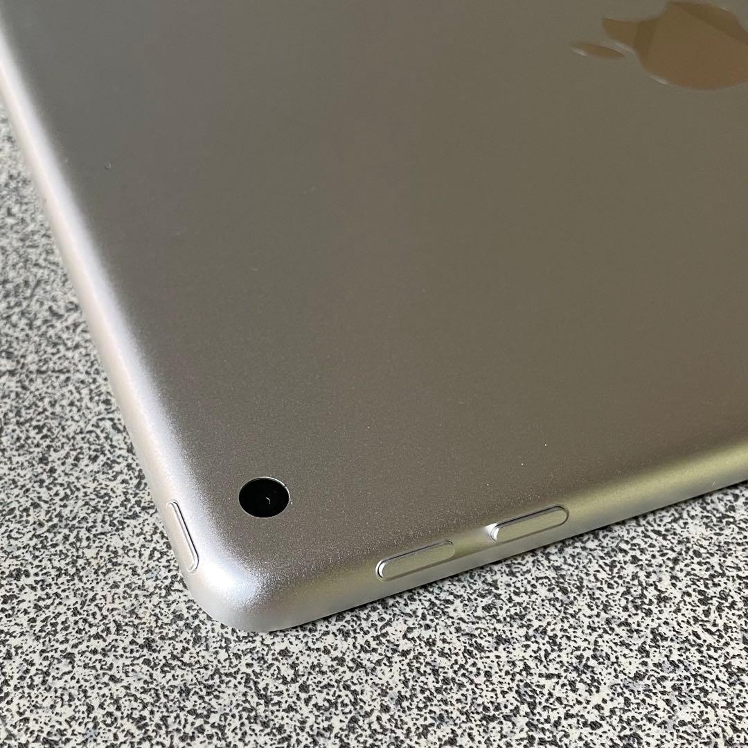 D9 iPad 第5世代 シルバー 32GB Wi-Fi A1822