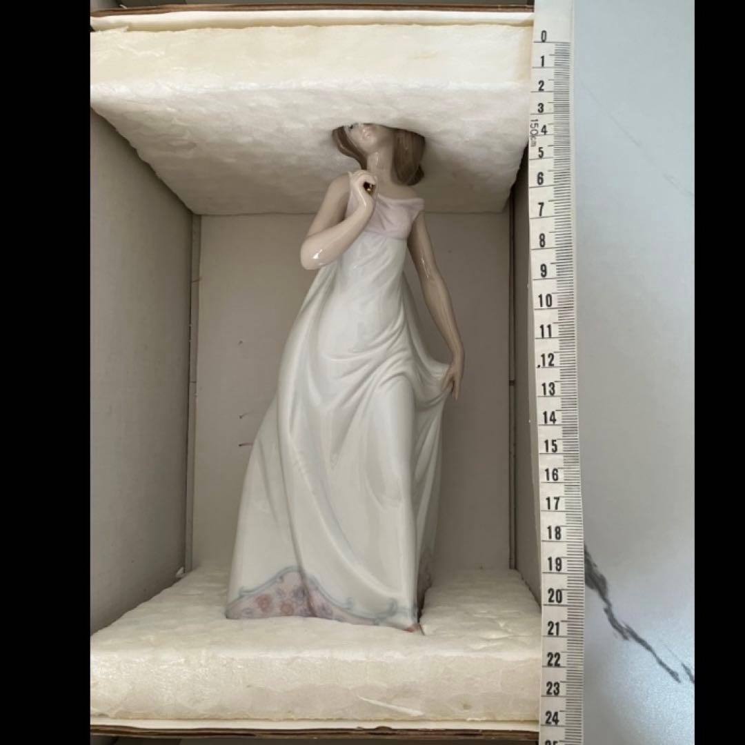 LLADRO リヤドロ 07636 日傘を持つ女性 置物 箱付