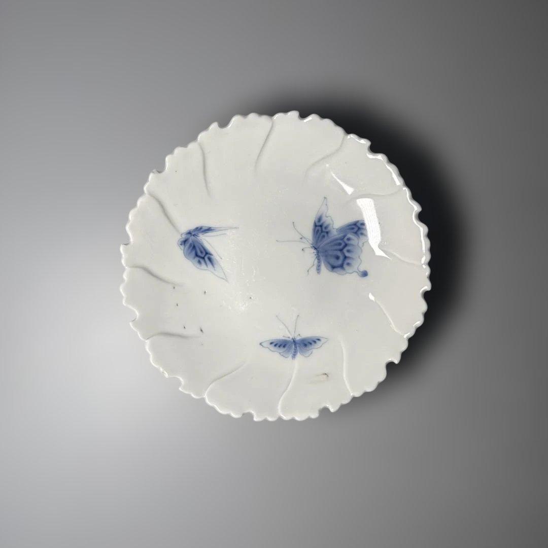 後期鍋島　染付蝶文牡丹形皿　1830-1870　「将軍家への献上鍋島」　同手掲載