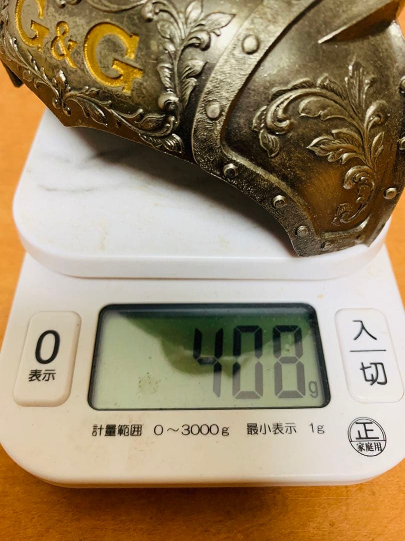 ニッカウイスキーボトルとメタルアーマーのセットです