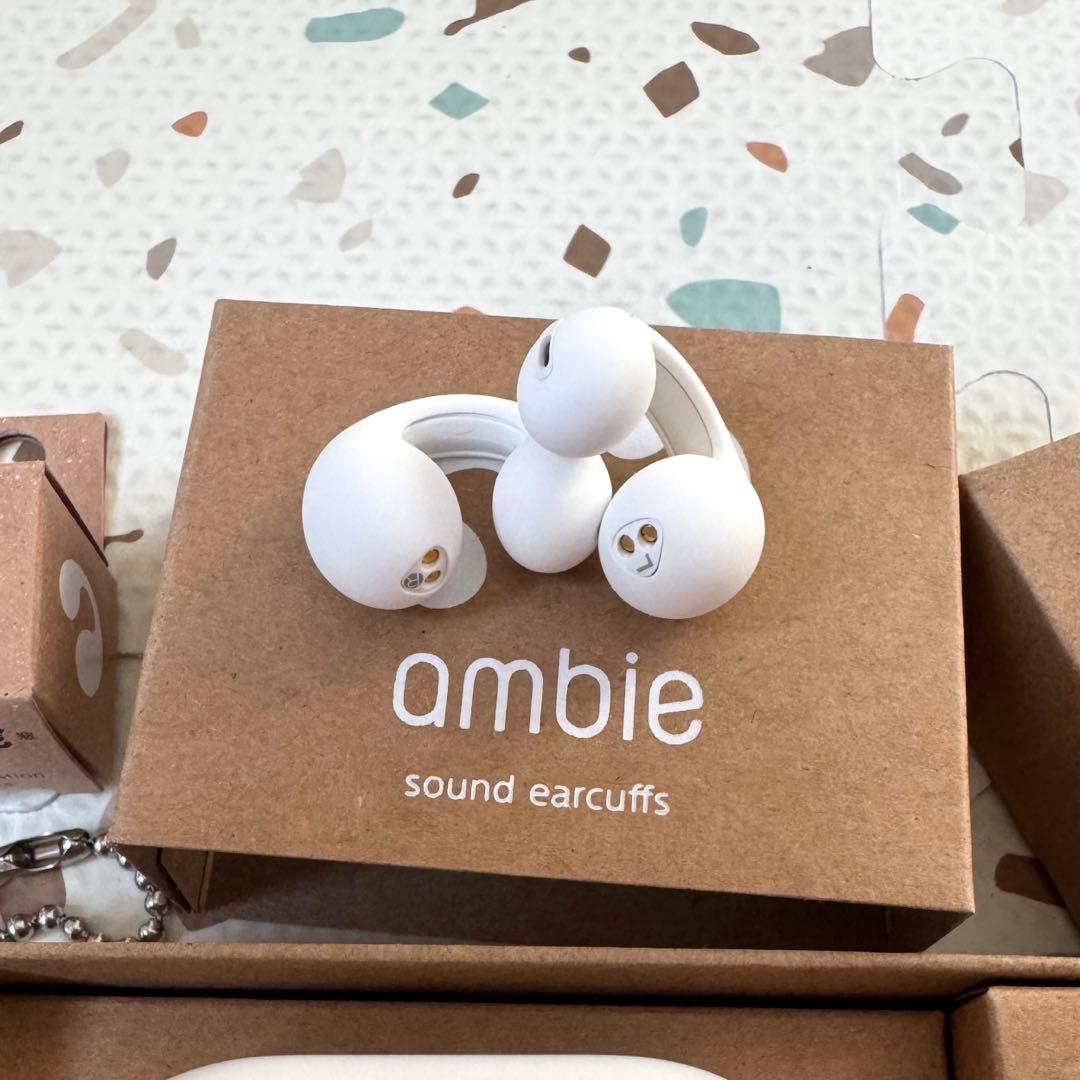 ambie イヤホン　サウンドイヤーカフ ホワイト　着せ替えカバー　ブラウン