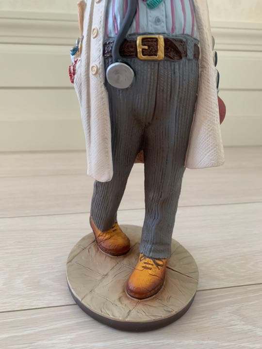 医者がレントゲンをにらむ・陶器製置物★ヨーロッパで購入！