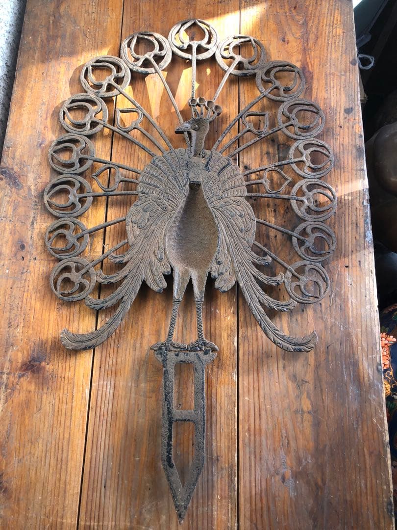 孔雀デザインの金属飾り