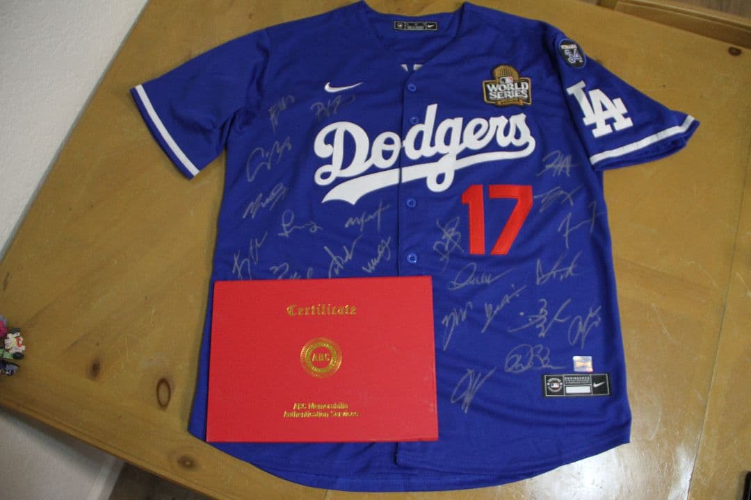 2024年ロサンゼルスドジャース　優勝メンバー直筆サイン入り大谷翔平ユニフォーム