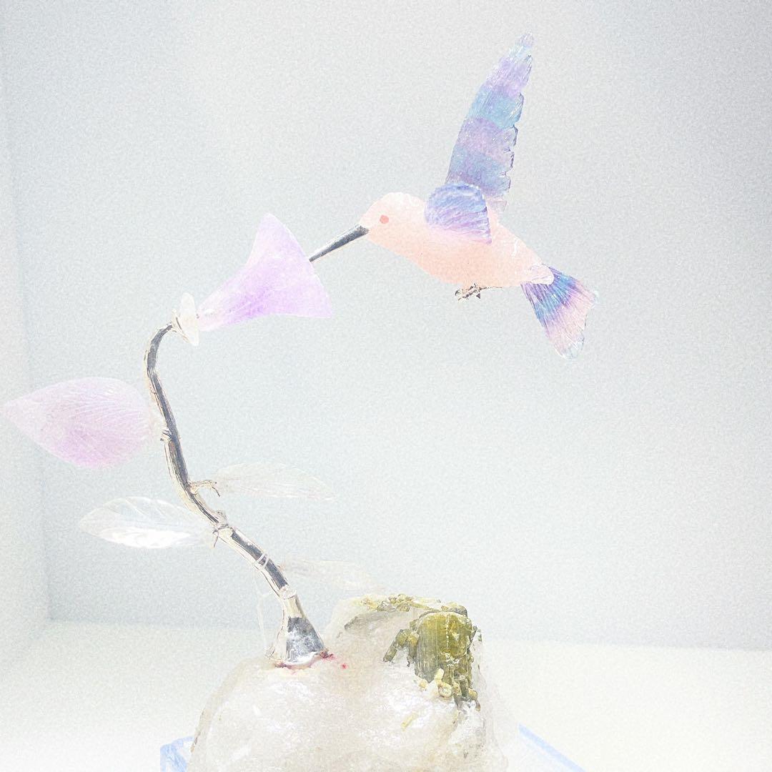 ハチドリ 紫の花付きグリーントルマリン台座ブラジル産NO25-.2366