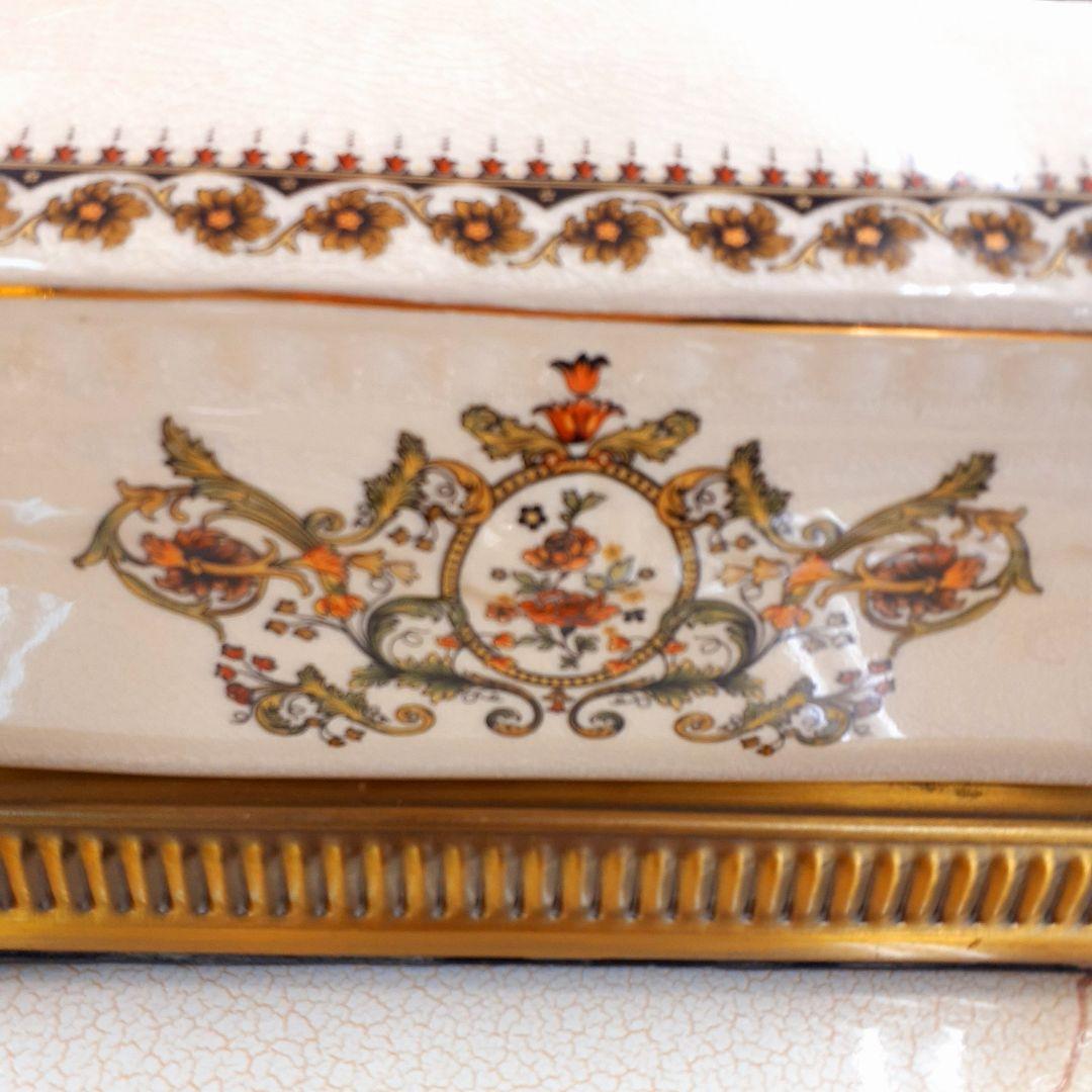 輸入雑貨　シノワズリ　『薔薇のティッシュBOX』　薔薇柄　オフホワイト　陶器