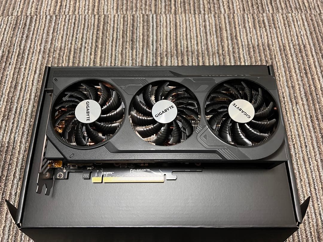 GIGABYTE GEFORCE RTX 4070 SUPER 12GB本体