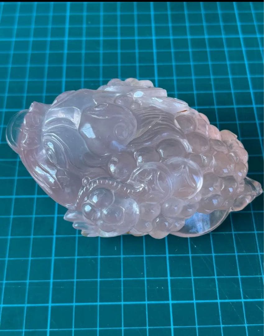 【天然石】超高品質 ローズクォーツ 銭がえる銭蛙 縁起物 彫り物 手彫り敷物付き