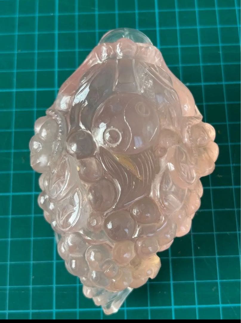 【天然石】超高品質 ローズクォーツ 銭がえる銭蛙 縁起物 彫り物 手彫り敷物付き