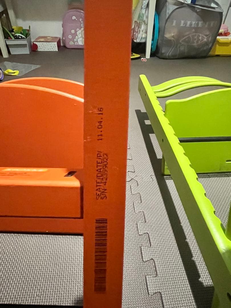 STOKKE ストッケ　トリップ トラップ　グリーンとオレンジのチェア