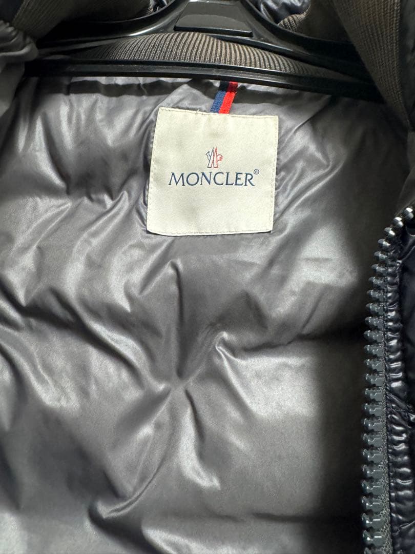 MONCLER ダークグレー ダウンベスト フード付き