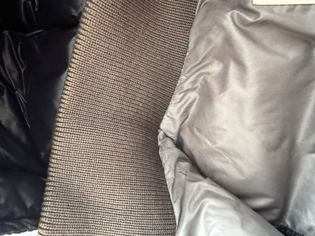 MONCLER ダークグレー ダウンベスト フード付き