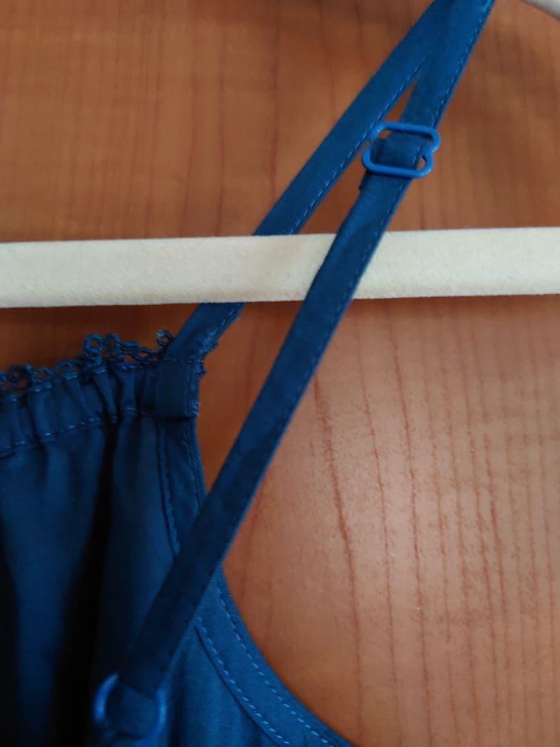 未使用　極美品ピンクハウスの花の刺繍と裾野 レースが美しい 藍色キャミソール