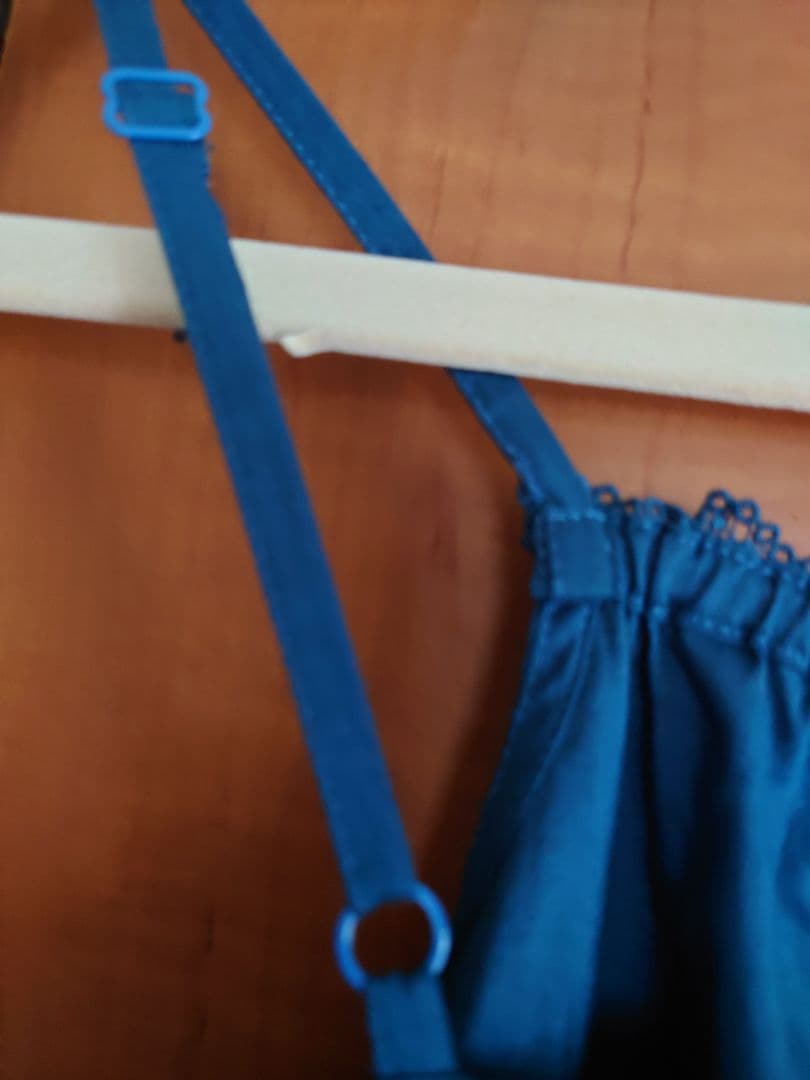 未使用　極美品ピンクハウスの花の刺繍と裾野 レースが美しい 藍色キャミソール