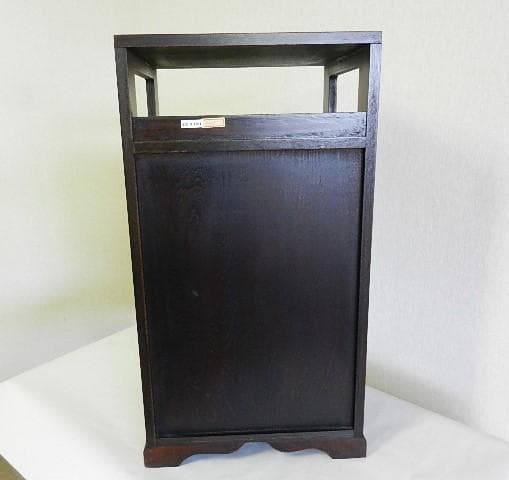 李朝風コリアン家具「引出し棚　吉祥文真鍮飾り金具」（３６×６５×３１㌢、１４㎏）