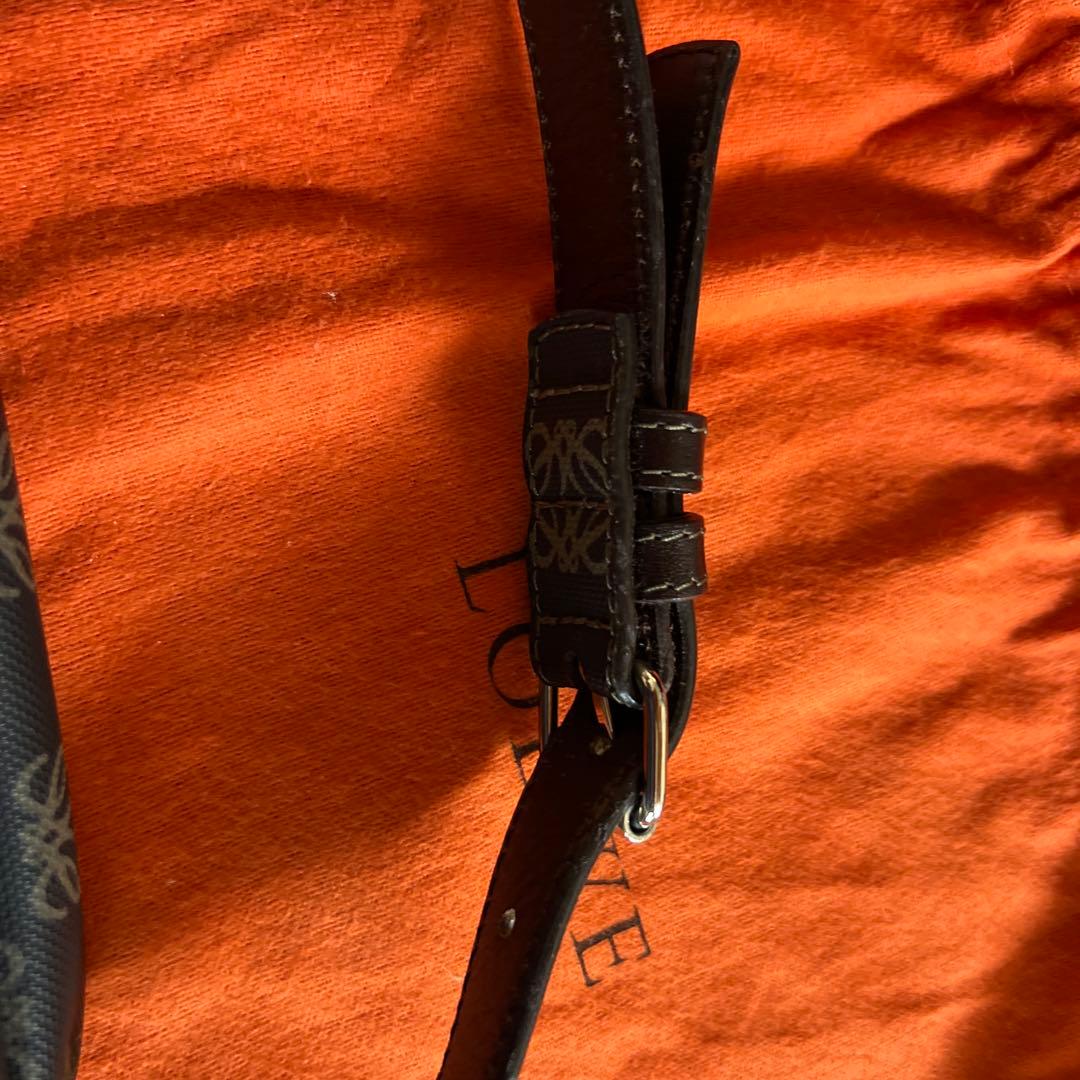 LOEWE ロゴ入り ボディバッグ