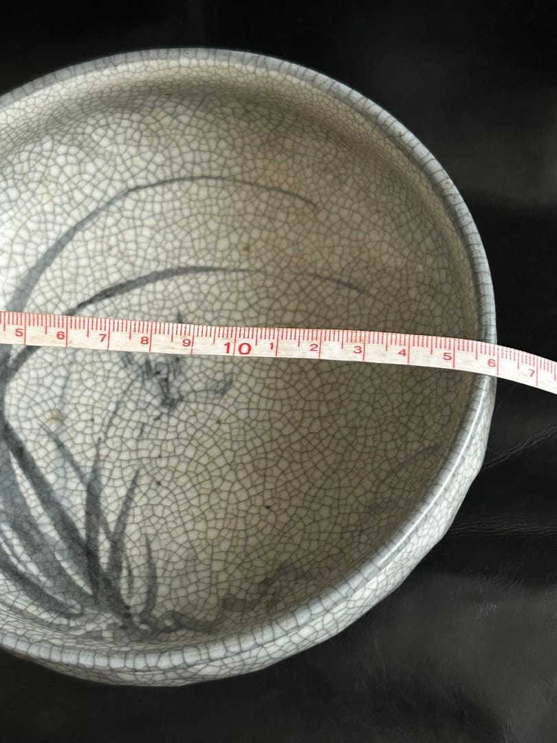 美しい古美術◾️蔵からステキな春蘭の描かれた雰囲気の良い陶器がでて来ました。